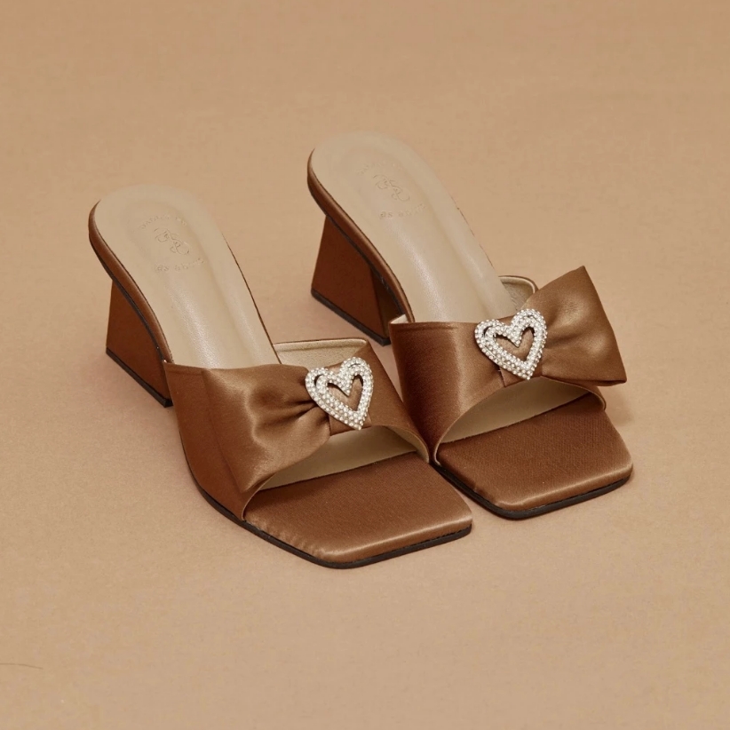 as above - รองเท้าส้นสูง 2.5 นิ้ว แต่งด้วยเพชรรูปหัวใจ - Image 4