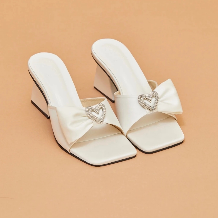 as above - รองเท้าส้นสูง 2.5 นิ้ว แต่งด้วยเพชรรูปหัวใจ - Image 6