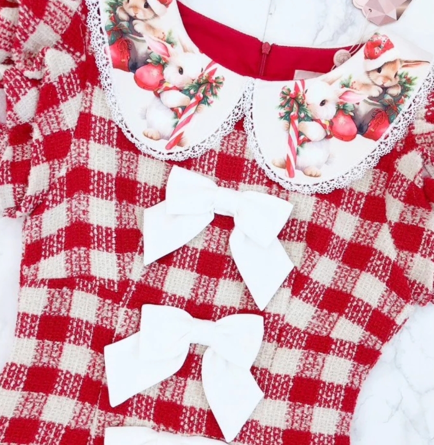 Maria Diamond สีแดง Rabbit X'mas Dress เดรสผ้าทอลายสก็อค ปกคอบัวพิมพ์ลาย มีกระเป๋าหน้า แต่งโบว์ขาว - Image 4
